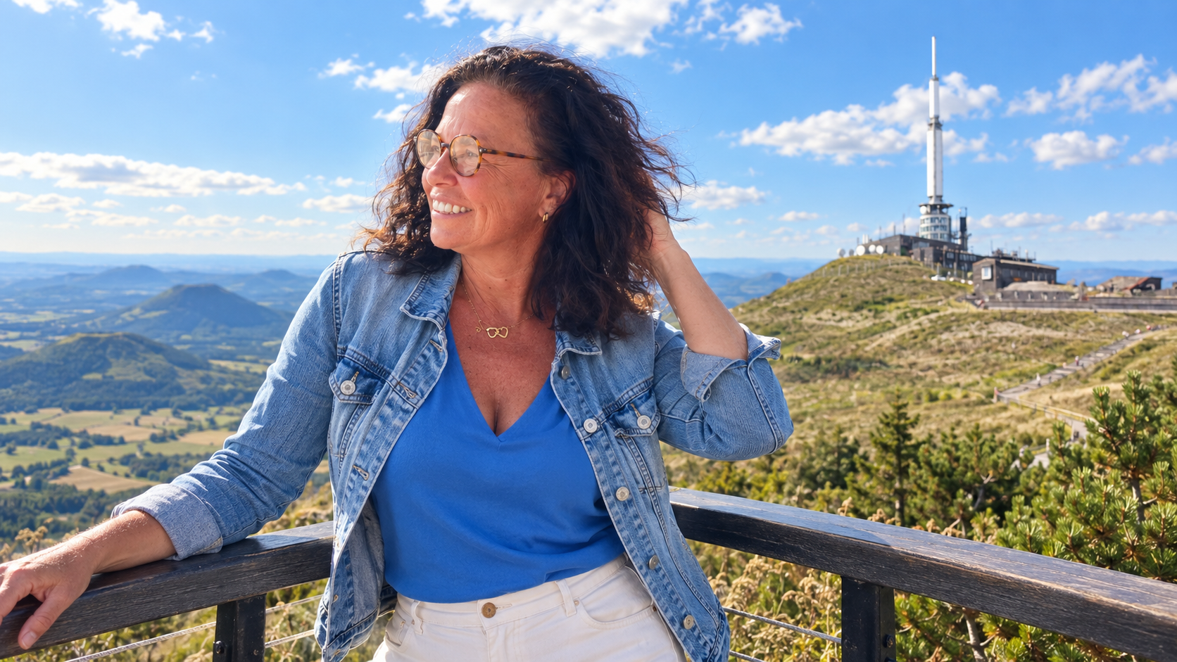Inge souriante devant le panorama du Puy de Dôme